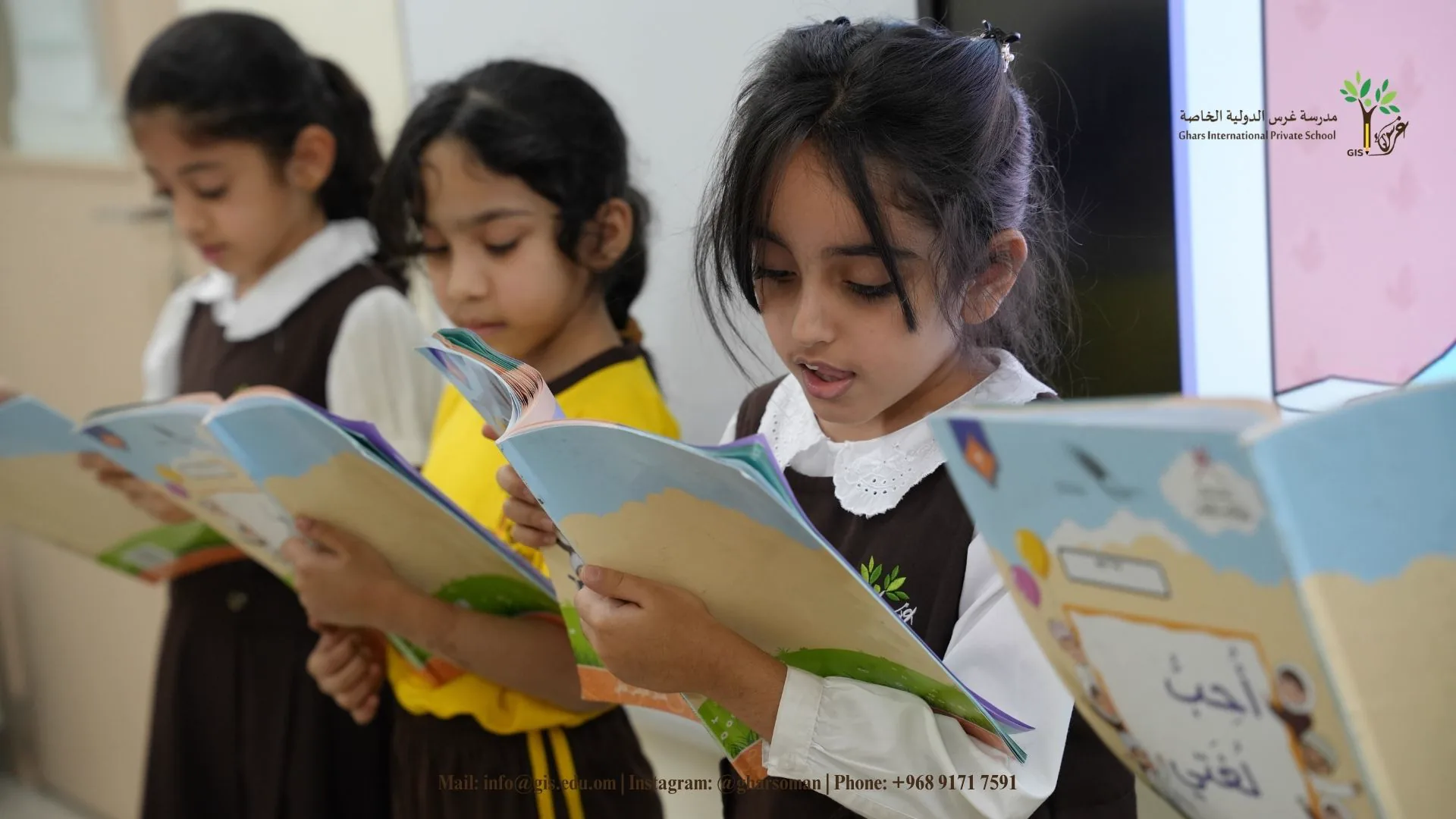 Students reading during library learning